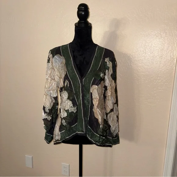 New Anthropologie Farm Rio Long-Sleeve Silky Top Blouse Shirt Green Floral Sz M - Picture 3 of 5